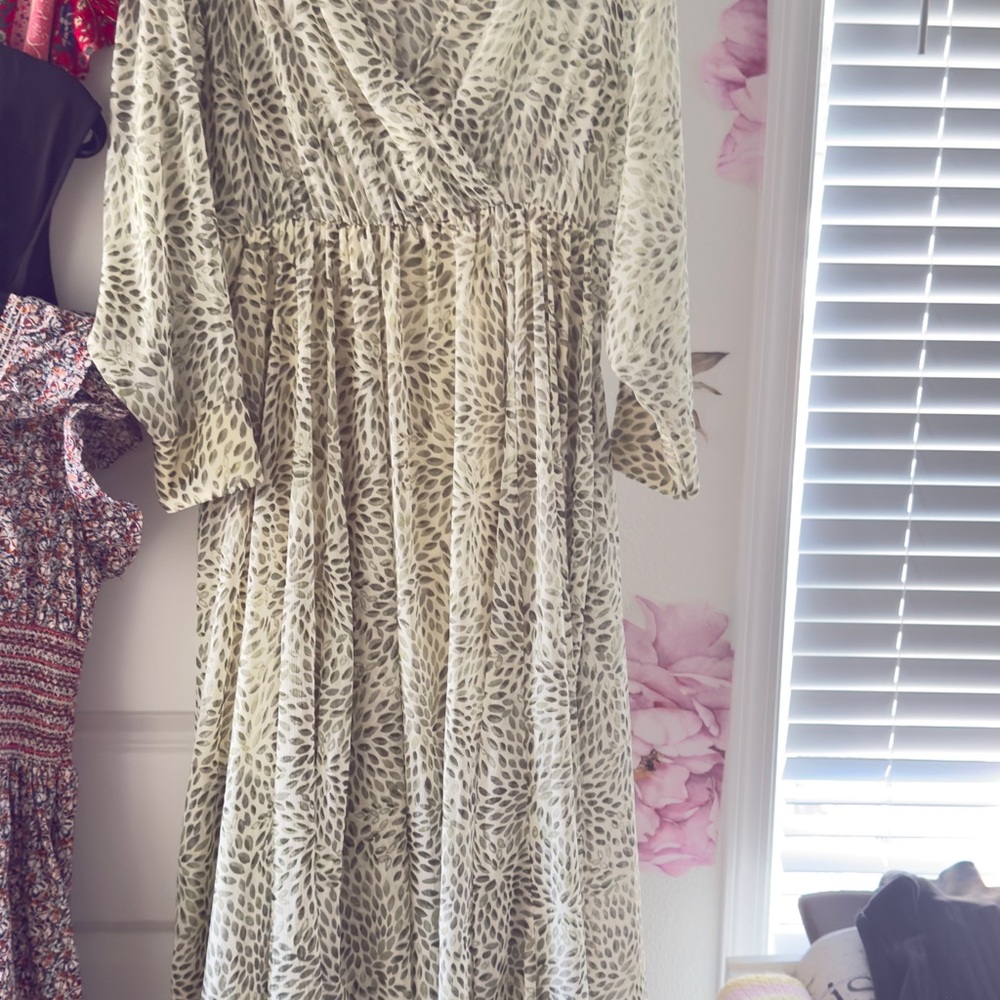 Flowy Green & White Leaf Print Midi Dress – Boho Chic Long Sleeve